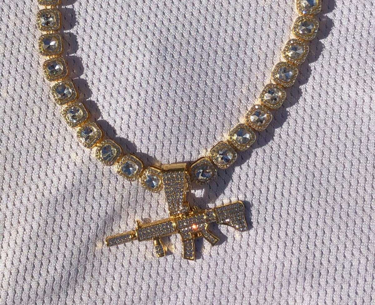 Cubana diamantada + dije arma